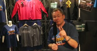 Carsten Schaefer erkundet den Merchandise-Stand: WWE hautnah – SummerSlam Live Party