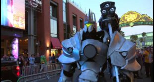Overwatch Reinhardt Cosplay at SDCC 2016 by Extreme Costumes