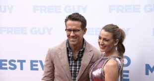 Disney Free Guy Movie 2021 - New York Premiere Preview look w / Ryan Reynolds