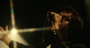 Arctic Monkeys - I Ain't Quite Where I Think I Am (Official Video)